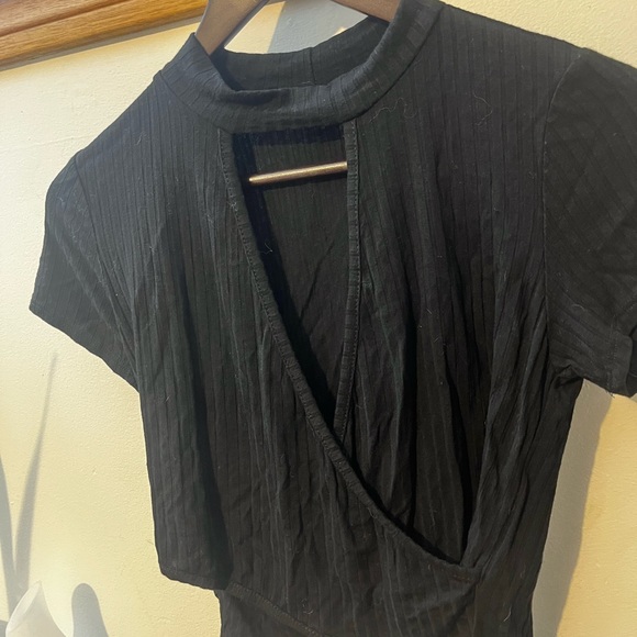 Fashion Nova Cropped Tee - Picture 2 of 3